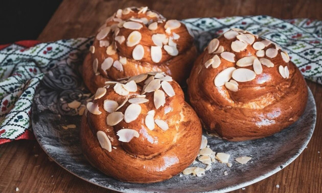 Σαρακοστή: Τσουρέκια με ελαιόλαδο