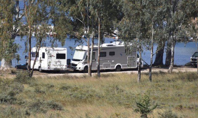 Τρόμος σε τροχόσπιτο: Ληστές με μαχαίρια «έγδυσαν» τουρίστες στην Γαστούνη