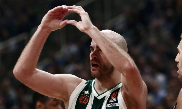 Ο «εξάστερος» θέλει να ρίξει από το θρόνο τη «βασίλισσα»