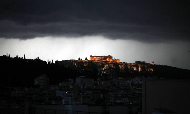 Έπεσε κεραυνός στην Ακρόπολη - Τέσσερις τραυματίες