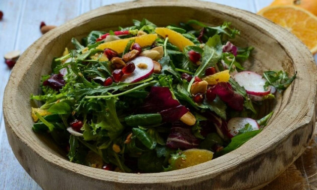 Πράσινη σαλάτα με πορτοκάλι, ρόδι και ραπανάκια