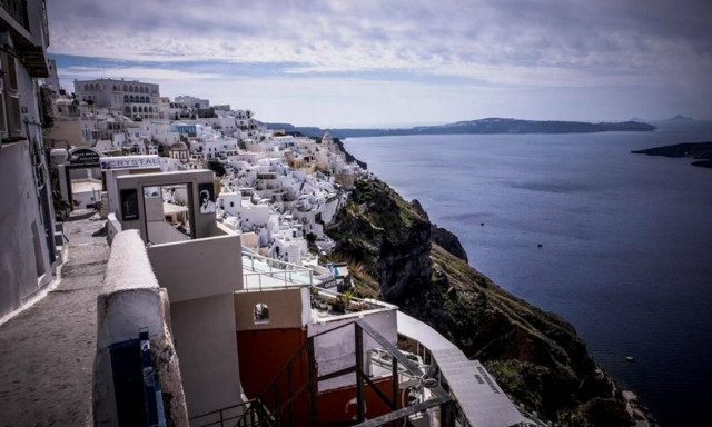 Σαντορίνη: Θρήνος για τους νεκρούς καθηγητές - Οι διακοπές εξελίχθηκαν σε τραγωδία