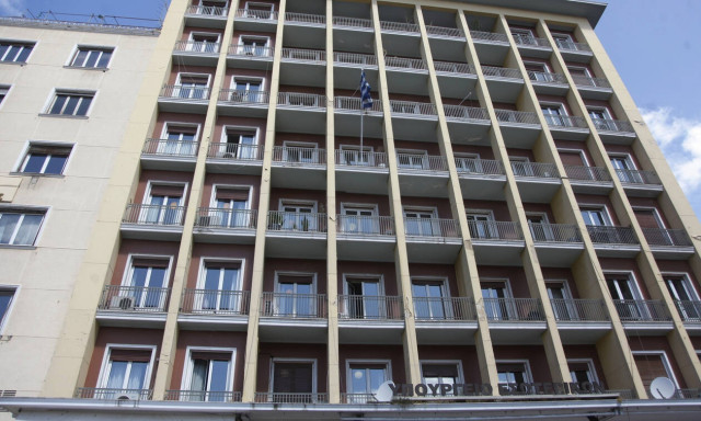 Αίσιο τέλος με τον συμβασιούχο που είχε ανέβει στην ταράτσα του υπ. Εσωτερικών