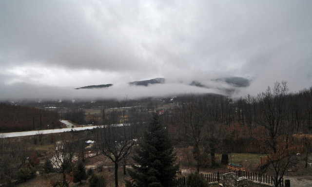 Καιρός τώρα: Συνεχίζεται και την Παρασκευή η κακοκαιρία - Πού θα είναι έντονα τα φαινόμενα (pics)
