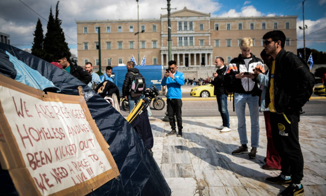 Έστησαν σκηνές στο Σύνταγμα οι πρόσφυγες μετά από την εκκένωση κατάληψης στα Εξάρχεια (pics)