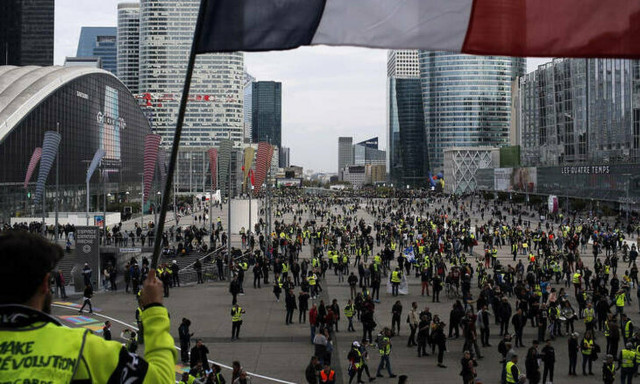 Κίτρινα γιλέκα: Δεν πτοήθηκαν από την φωτιά στη Νοτρ Νταμ – 60.000 αστυνομικούς κατεβάζει ο Μακρόν