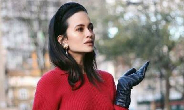 Υπάρχει ένα αξεσουάρ από τα 20’s που έχει γίνει viral και υπάρχει στην ντουλάπα της γιαγιά σου!