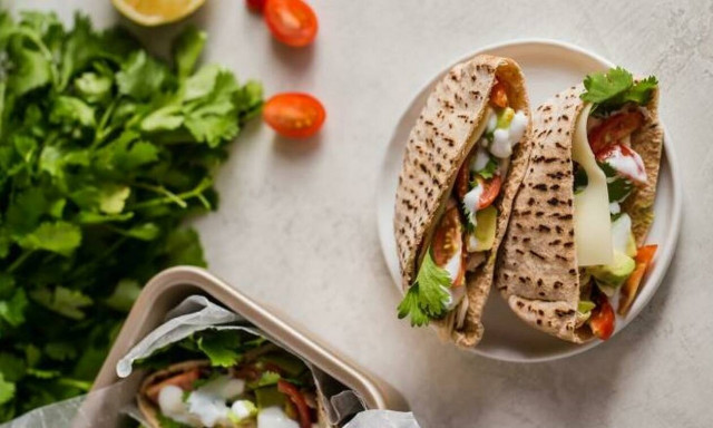 Αν σου έχει μείνει κοτόπουλο από την προηγούμενη ημέρα, μπορείς να φτιάξεις κυπριακή πίτα!