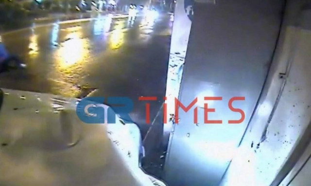 Θεσσαλονίκη: Περιπολικό έπεσε πάνω σε περίπτερο - Η «Οδύσσεια» του ιδιοκτήτη για την αποζημίωση(vid)