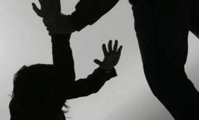 Φρίκη στη Χαλκίδα: Μάνα έστειλε την κόρη της στο νοσοκομείο από το ξύλο!