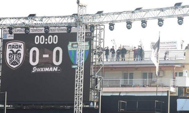 Μικρή η Τούμπα για τους οπάδους του ΠΑΟΚ - Γέμισαν οι ταράτσες των πολυκατοικιών 