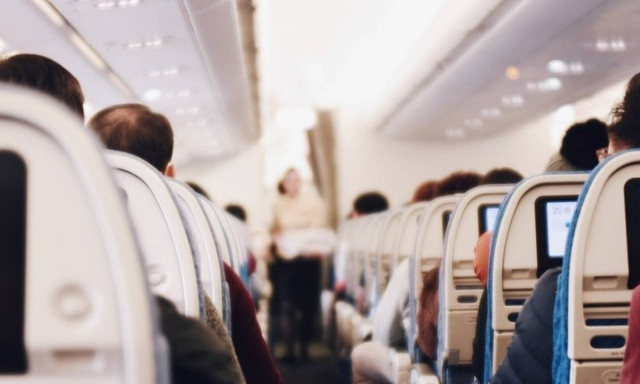 Ηράκλειο: Συναγερμός λίγο πριν την απογείωση - Πέθανε στο αεροπλάνο μπροστά στο σύζυγό της 