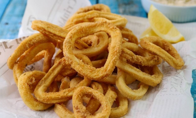 Η συνταγή της ημέρας: Καλαμάρι τηγανιτό με ταραμοσαλάτα