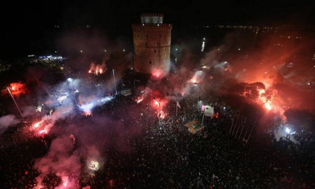 ΠΑΟΚ: Γλέντι πρωταθλητών μέχρι το πρωί - «Κάηκε» ο Λευκός Πύργος (pics+vids)