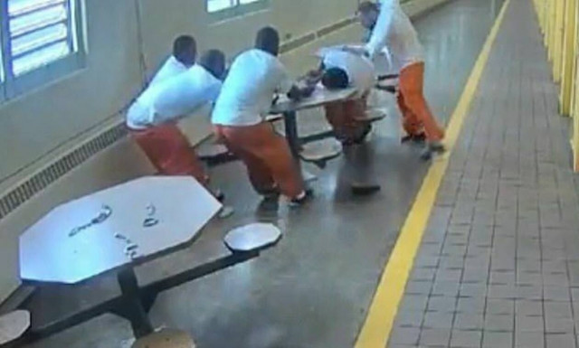 Φρίκη στις φυλακές: Λευκοί κρατούμενοι βασανίζουν και μαχαιρώνουν μαύρους (Σκληρό video)