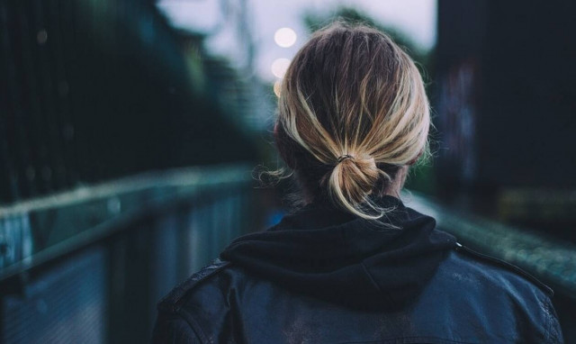 Οι 3 εύκολοι τρόποι για να κρύψεις το λαστιχάκι όταν πιάνεις τα μαλλιά σου κοτσίδα (vid)