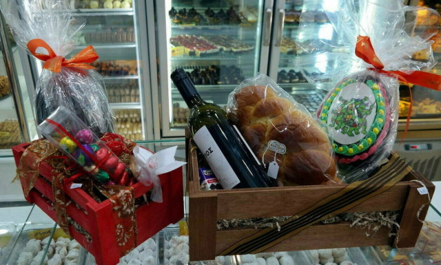 Πασχαλινό - εορταστικό ωράριο 2019: Πώς θα λειτουργήσουν τα καταστήματα τη Μεγάλη Τρίτη