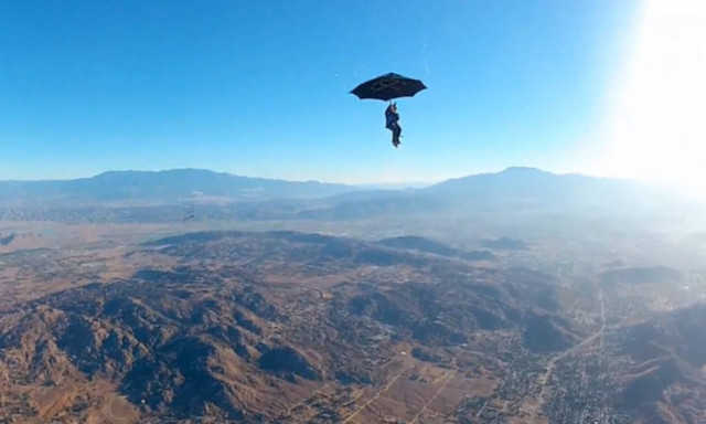 Έχετε ξαναδεί άντρα να «πετάει» με την… ομπρέλα του; (vid)