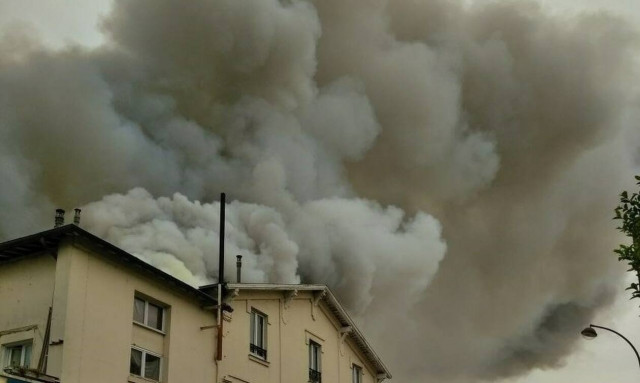 Μεγάλη πυρκαγιά κοντά στο Παλάτι των Βερσαλλιών (vids)