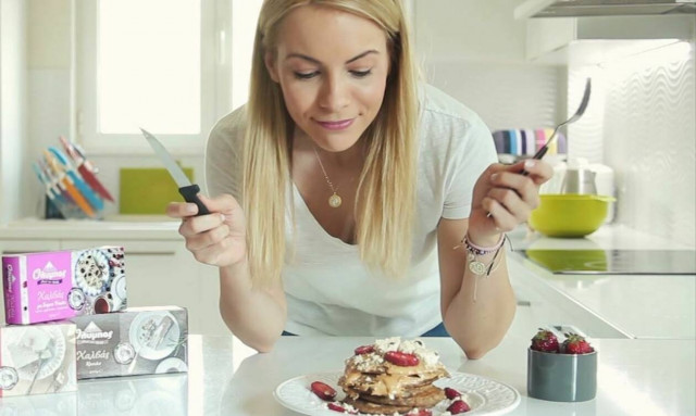 Video: Η Μαρία Λουίζα Βούρου μαγειρεύει νηστίσιμα pancakes με Ταχίνι και Χαλβά Όλυμπος