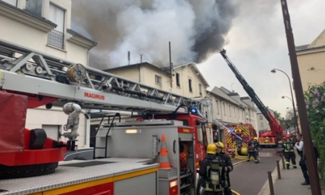 Φωτιά στις Βερσαλλίες: Οι πρώτες εικόνες από το σημείο (pics+vids)