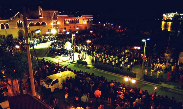 Δωδεκάνησα: Με διαφορετικά έθιμα σε κάθε νησί εορτάζεται το Πάσχα (vids)