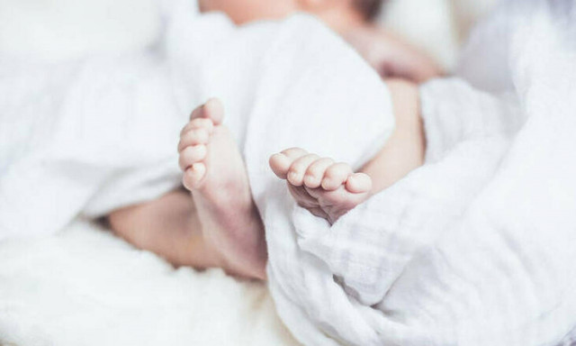 ΣΟΚ: Εγκατέλειψαν βρέφος σε πάρκινγκ με ένα μπουκάλι γάλα δίπλα του