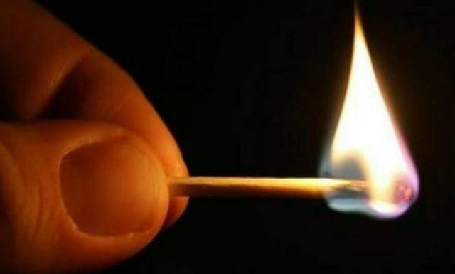 Τα «πάθη» μιας τετραμελούς οικογένειας στο Βόλο - Χωρίς ρεύμα και τα παιδιά διαβάζουν με κεριά