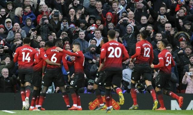 Στις «φλόγες» το Μάντσεστερ, στο … ακουστικό το Λίβερπουλ