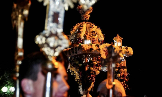 LIVE: Η περιφορά του Επιταφίου - «Η ζωή εν τάφω»