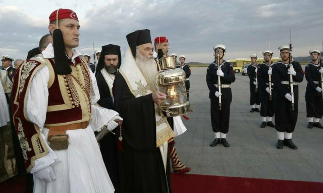 Πάσχα 2019: Πώς θα φτάσει στην Ελλάδα το Άγιο Φως - Η ώρα άφιξής του σε 14 προορισμούς