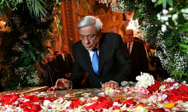 Στην Καλαμάτα παρακολούθησε την περιφορά του Επιταφίου ο Προκόπης Παυλόπουλος 