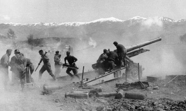 Σαν σήμερα το 1941 τα γερμανικά στρατεύματα καταλαμβάνουν την Αθήνα