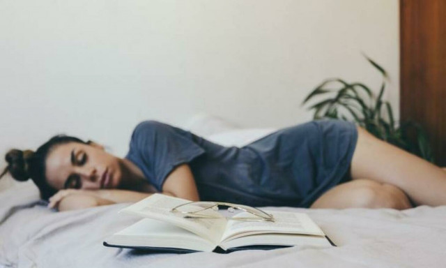 Η συνήθεια που η επιστήμη μας καλεί να υιοθετήσουμε 90 λεπτά πριν από τον βραδινό ύπνο