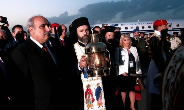 «Αλαλούμ» με το Άγιο Φως: Πυρ και μανία οι ιερείς