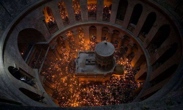 Άγιο Φως: Με καθυστέρηση η άφιξή του στην Ελλάδα - Στο αεροδρόμιο της Ελευσίνας η υποδοχή