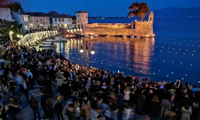 Nαύπακτος: Εντυπωσιακή η περιφορά Επιταφίων