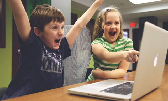 Πόση ώρα μπορούν να περνούν μπροστά σε μία οθόνη τα μικρά παιδιά