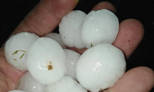 Ισχυρή χαλαζόπτωση σε πολλές περιοχές της Λάρισας - Απίστευτες εικόνες