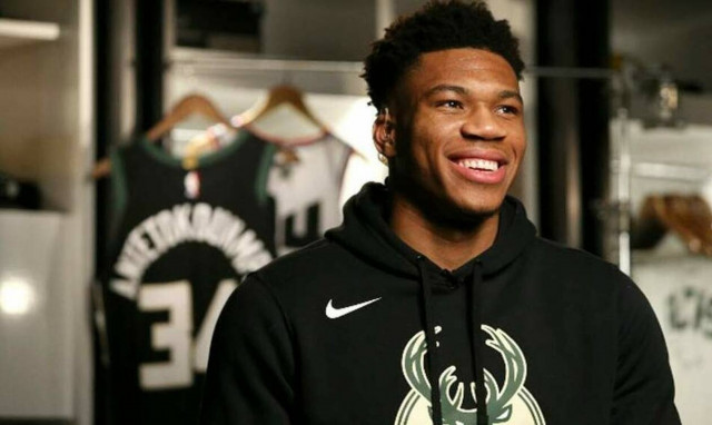 Ευχές στα ελληνικά για το Πάσχα από τους Μπακς του Αντετοκούνμπο