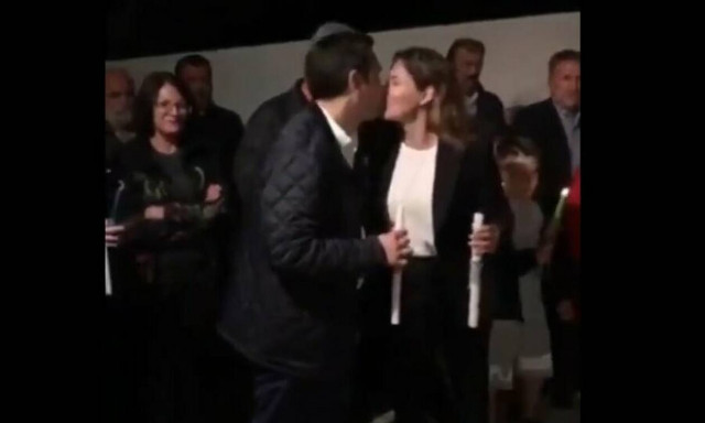 Κρήτη: Το «φιλί της αγάπης» του Αλέξη Τσίπρα στην Περιστέρα Μπαζιάνα