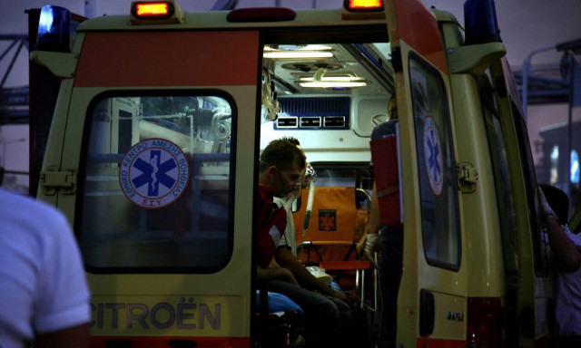 Παραλίγο τραγωδία στις Θερμοπύλες: Εξετράπη ΙΧ στην παλαιά Εθνική – Ένας τραυματίας (pics)