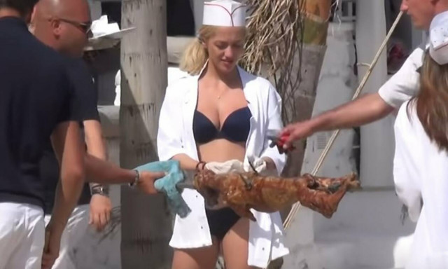 Πάσχα στο Nammos: Καυτά μπικίνι και αρνιά στη σούβλα στη Μύκονο (video)