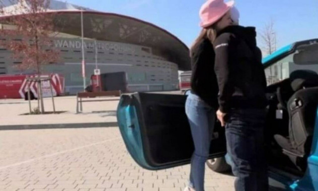 Το τερμάτισε: Γύρισε ταινία πορνό έξω από το γήπεδο της Ατλέτικο Μαδρίτης