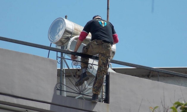 Αγρίνιο: Αίσιο τέλος στο θρίλερ με τον 49χρονο που απειλούσε να πέσει από ταράτσα (pics+vid)