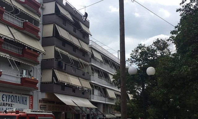 Αγρίνιο: Κινητοποίηση για άτομο που βρίσκεται σε ταράτσα πολυκατοικίας - Απειλεί να αυτοκτονήσει
