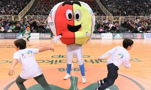 Κερkida ΟΠΑΠ: Τα παιδιά κατέβηκαν στο παρκέ και έπαιξαν μπάσκετ στο κατάμεστο ΟΑΚΑ – Δείτε το βίντεο