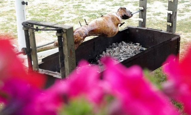 Βόλος: «Μαύρο» Πάσχα - Έπεσε νεκρός δίπλα από την σούβλα