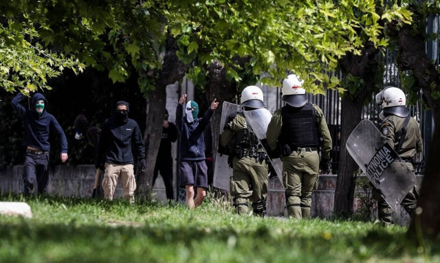 Επεισόδια στο Πολυτεχνείο: Πέτρες και μολότοφ κατά των ΜΑΤ (pics)