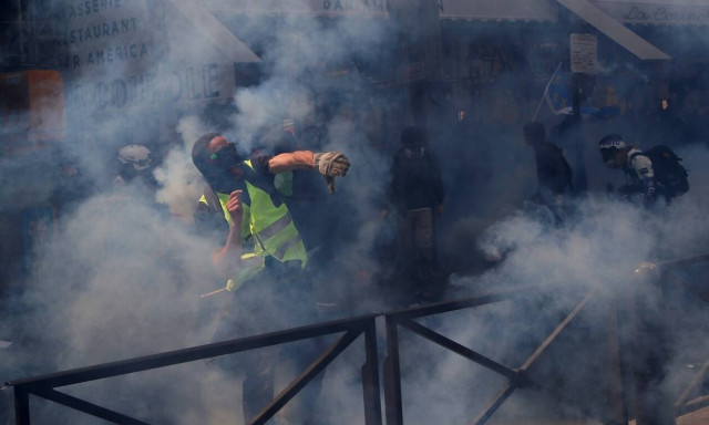 Επεισόδια στην πορεία των «Κίτρινων Γιλέκων» για την Εργατική Πρωτομαγιά (pics)